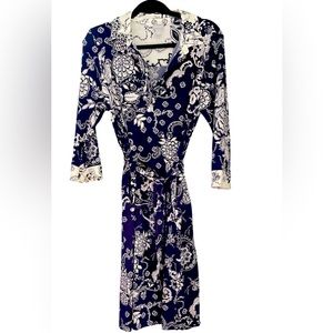 LOVÉ this AMAZING floral Navy and white dress with a belt and pockets.. 😍